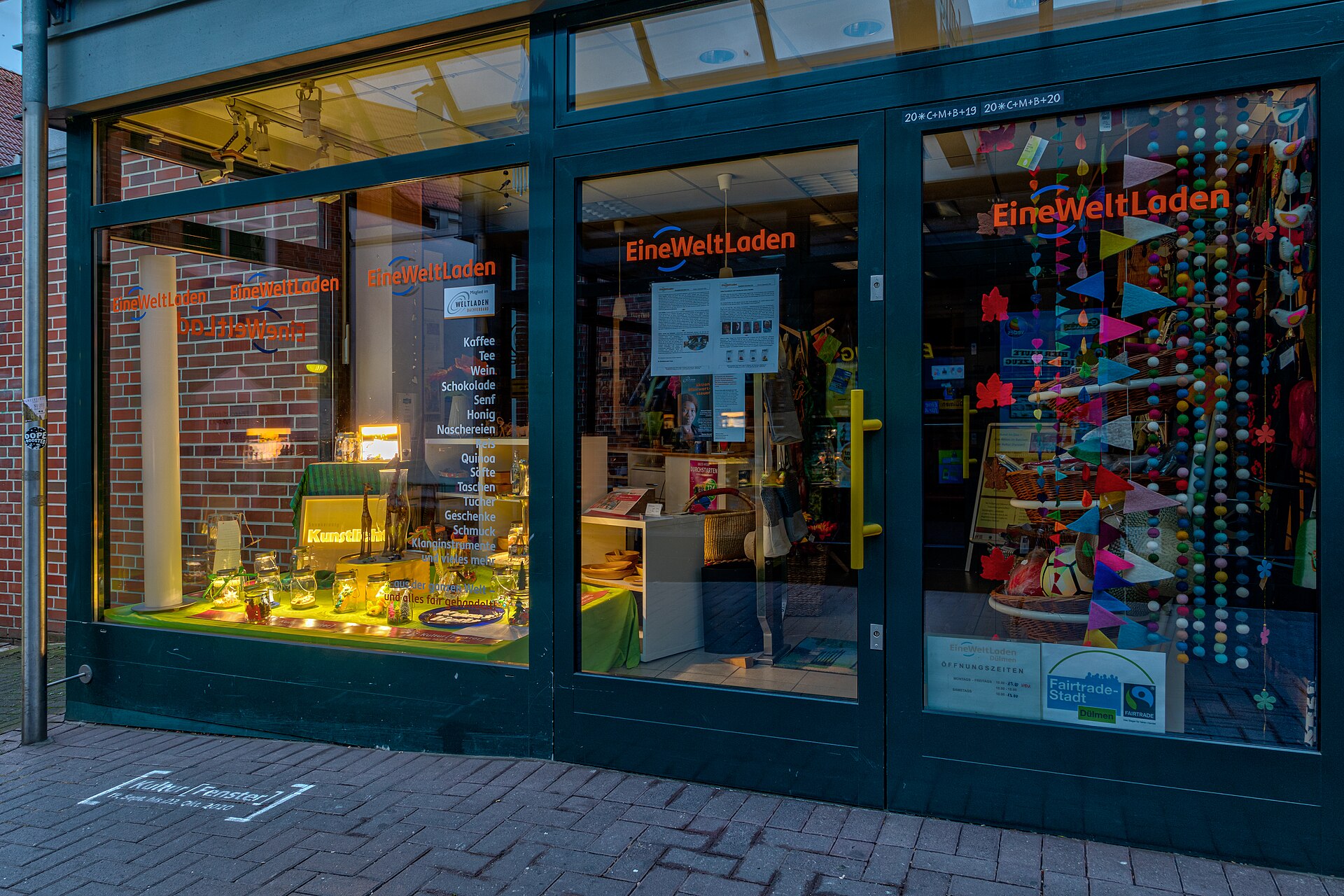 Beleuchtetes Schaufenster eines Ladens am Abend
